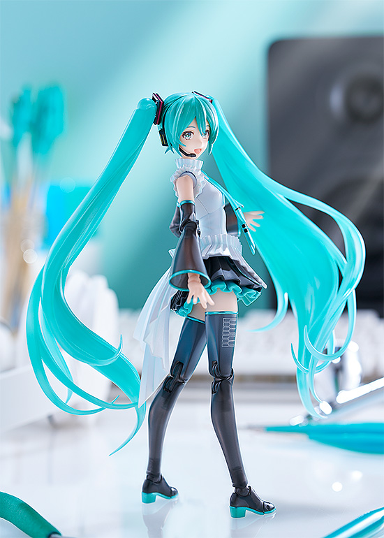 Load image into Gallery viewer, Max Factory - PLAMATEA - Hatsune Miku (Happy 16th Birthday Ver.) Model Kit
