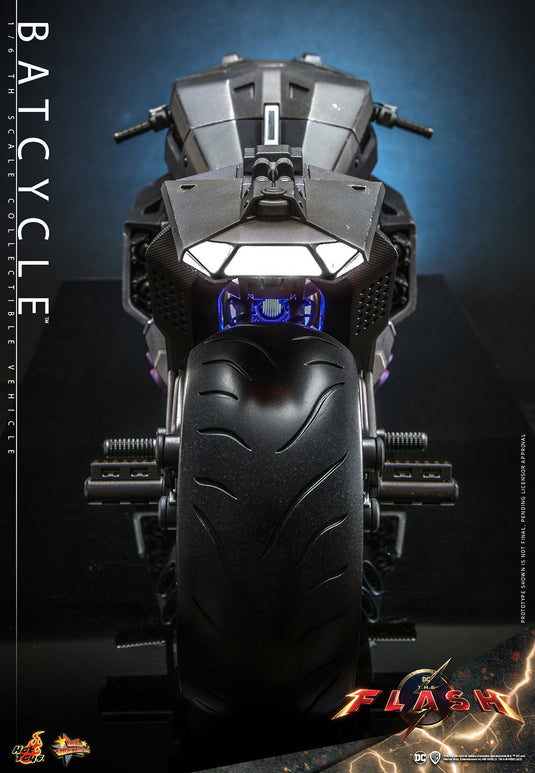 Hot Toys - The Flash (2023) - Batcycle