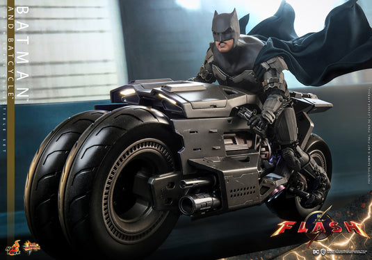 Hot Toys - The Flash (2023) - Batman and Batcycle