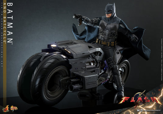Hot Toys - The Flash (2023) - Batman and Batcycle