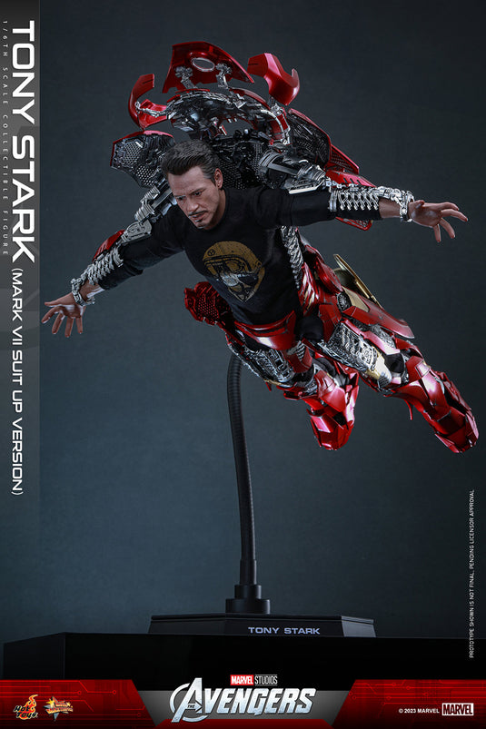 Hot Toys - The Avengers - Tony Stark (Mark VII Suit-Up Version)