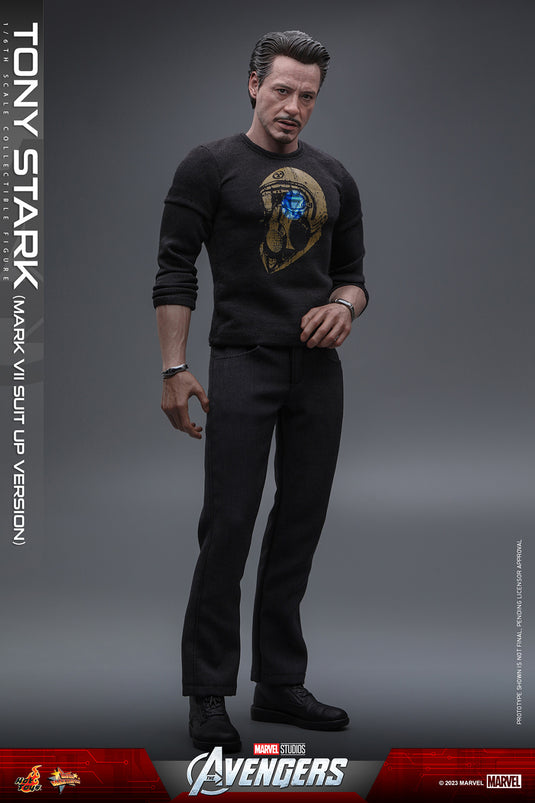 Hot Toys - The Avengers - Tony Stark (Mark VII Suit-Up Version)