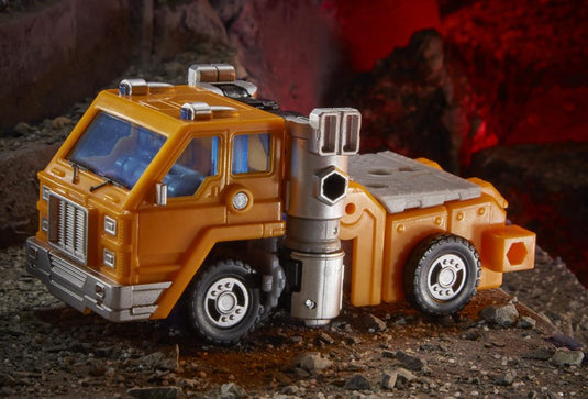 Transformers War for Cybertron: Kingdom - Deluxe Class Huffer