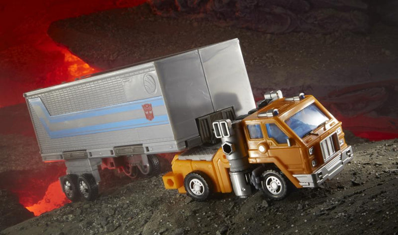 Load image into Gallery viewer, Transformers War for Cybertron: Kingdom - Deluxe Class Huffer
