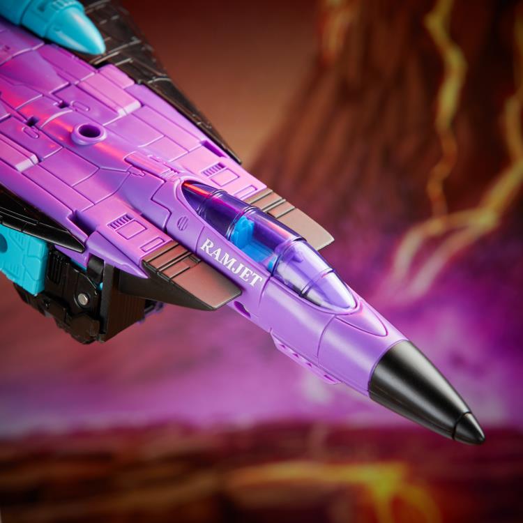 Load image into Gallery viewer, Transformers Generations Selects - Voyager G2 Ramjet
