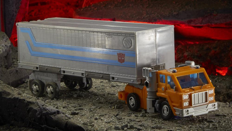 Load image into Gallery viewer, Transformers War for Cybertron: Kingdom - Deluxe Class Huffer
