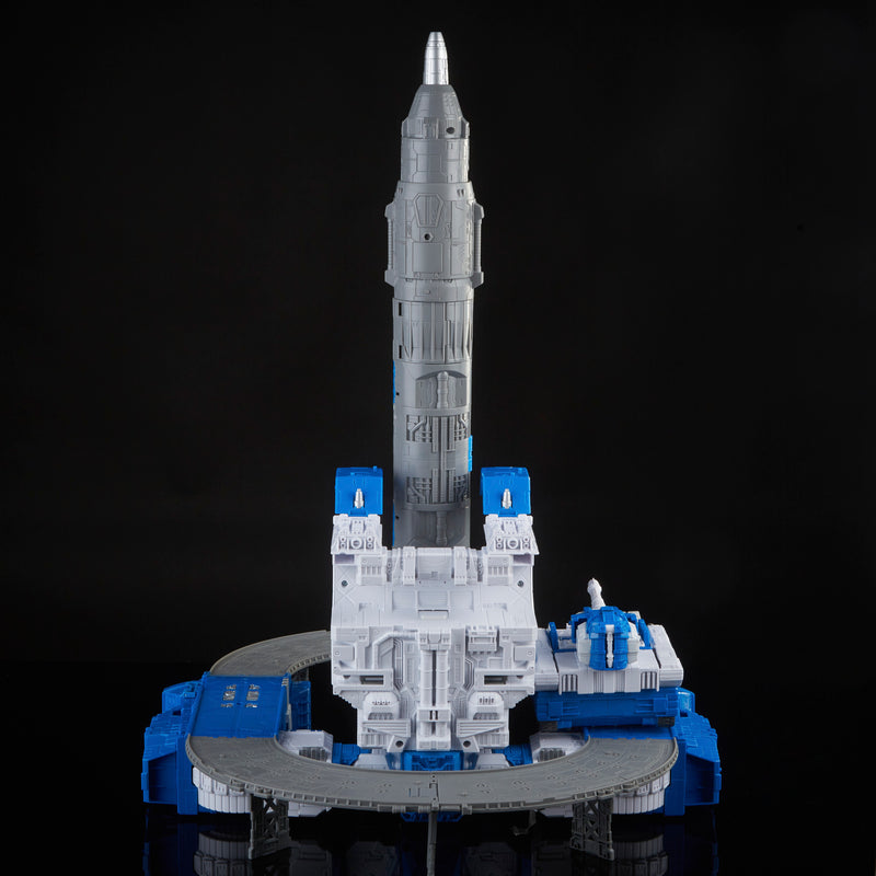 Load image into Gallery viewer, Transformers Generations Selects - Titan Class Guardian Robot &amp; Lunar-Tread
