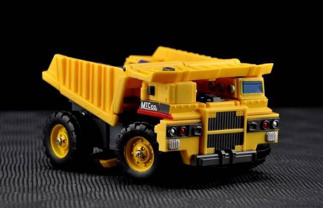 Load image into Gallery viewer, MakeToys - MT Combiner - Yellow Giant - SIx Piece Gift Set
