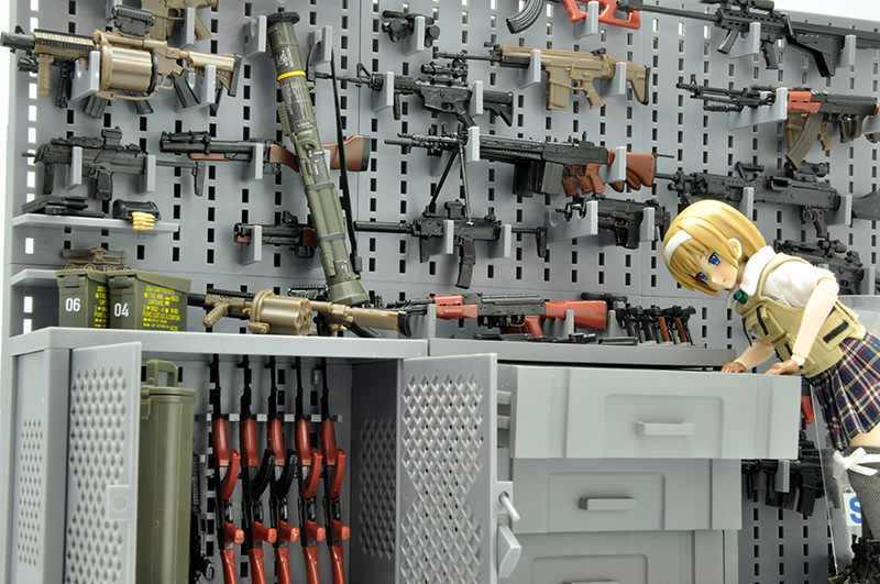 Load image into Gallery viewer, Little Armory LD006 Gun Rack B - 1/12 Scale Plastic Model Kit
