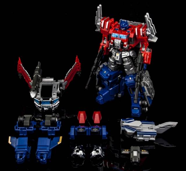 Load image into Gallery viewer, MakeToys - Cross Dimension - MTCD-03 Thunder Manus + Divine Suit Boxset
