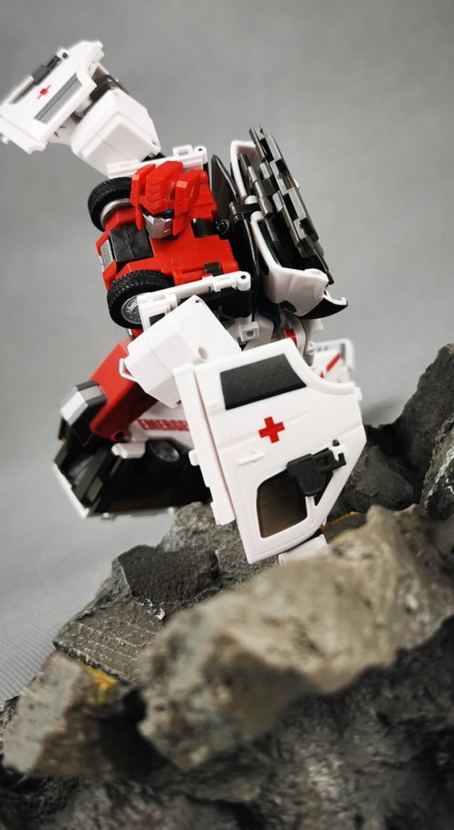 Load image into Gallery viewer, Generation Toy - Guardian - GT-08C Bulance
