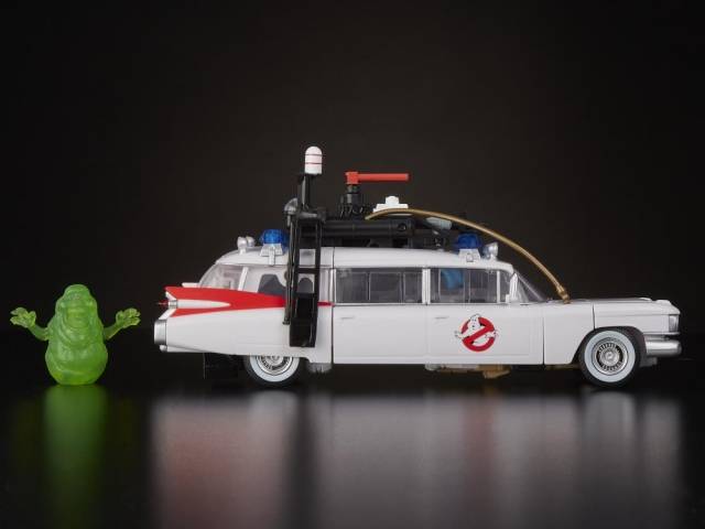 Load image into Gallery viewer, Transformers Generations  - Ghostbusters Ecto-1 Ectotron
