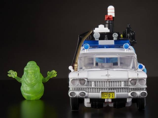 Load image into Gallery viewer, Transformers Generations  - Ghostbusters Ecto-1 Ectotron
